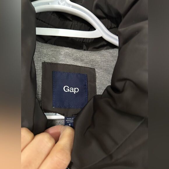 GAP Puffer Vest - Picture 6 of 10